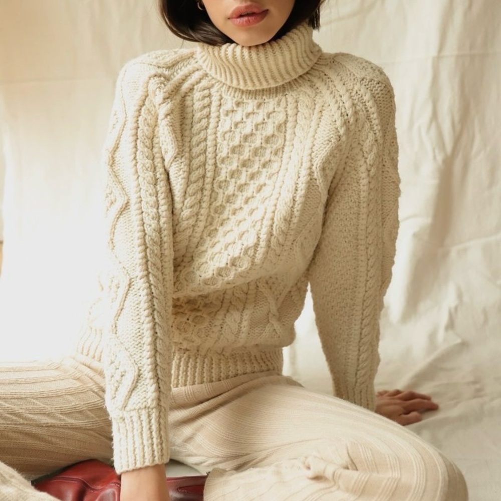 Vintage 100% wool handmade cable knit Irish fisherman’s turtleneck sweater. 🤍
